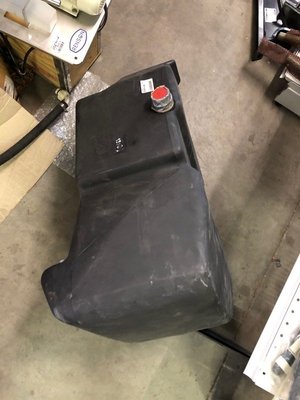 NEW HOLLAND - LB-CHASSIS LAMIERES - RESERVOIR GO AUX M&6